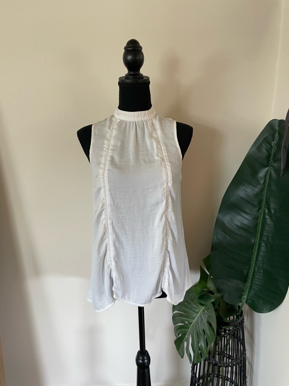 Mossimo Supply Co. White Sleeveless Mock-Neck Blouse with Lace Panels
